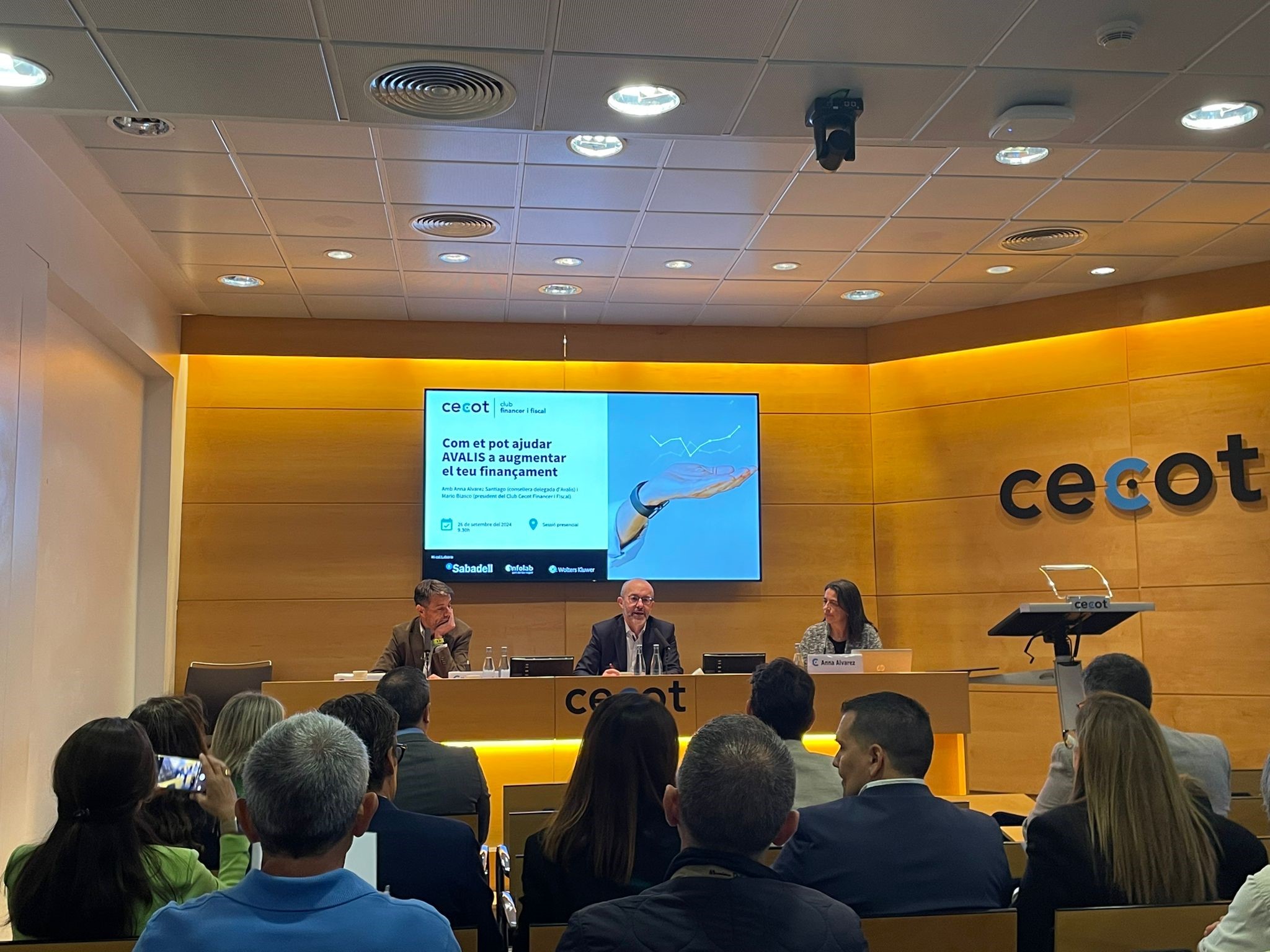 L’interès de la jornada “Com et pot ajudar AVALIS a augmentar el teu finançament” sorprèn tots els assistents.